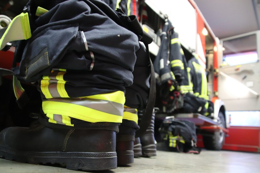 Feuerwehrkleidung einsatzbereit zurecht gelegt.