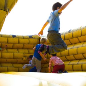 Kinder hüpfen auf einer Hüpfburg
