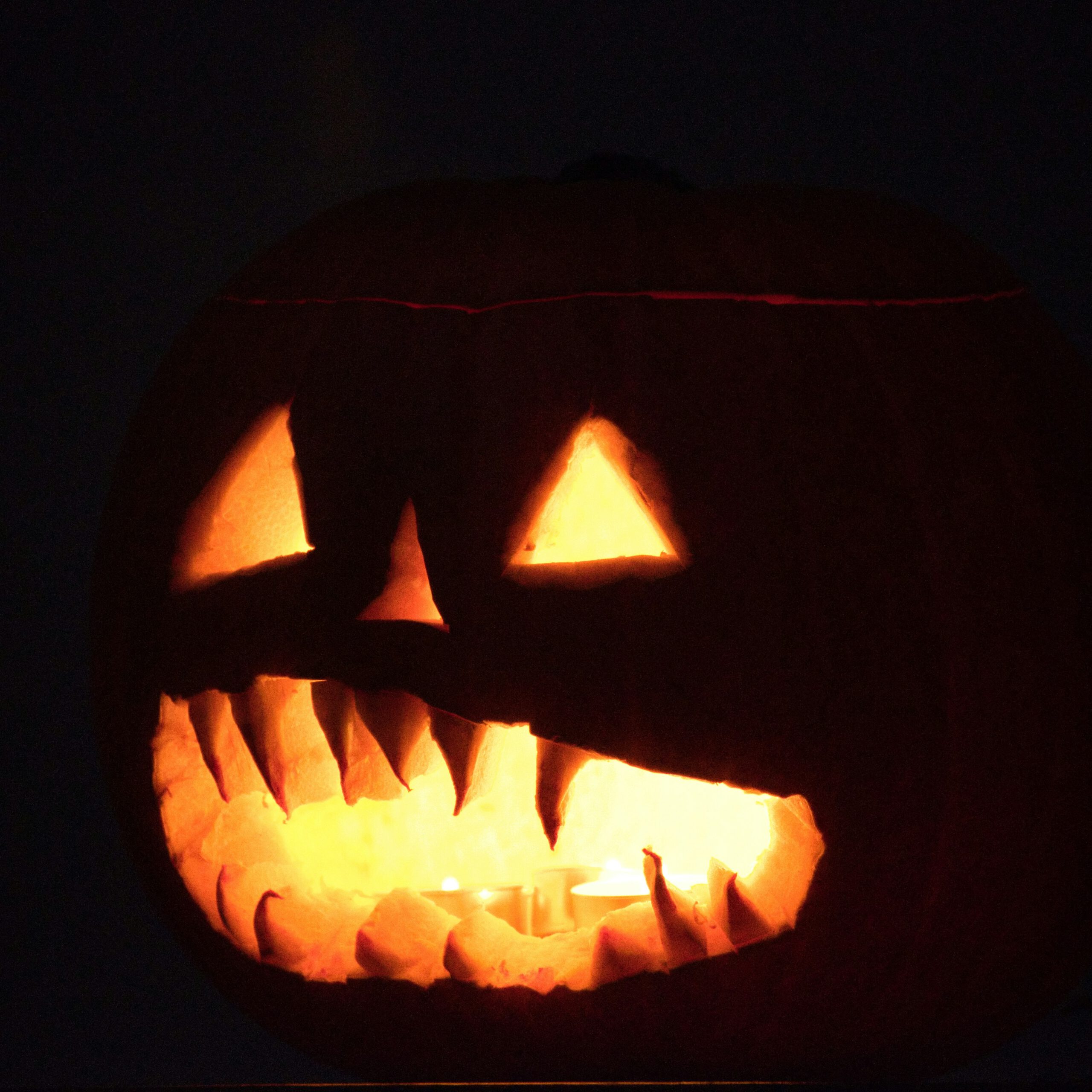 Gruselig geschnitzer Halloweenkürbis